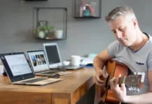 Laat je innerlijke gitaarheld de vrije loop: de toekomst van het leren spelen van elektrische gitaar is online.